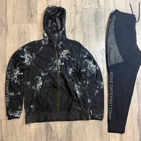 Nike international Black and Gray Tracksuit. Large. - Picture 1 of 12